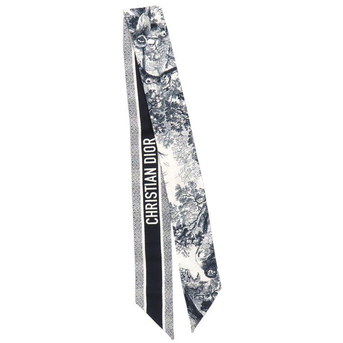 Dior  
Foulard en twill de soie logo CD  
Mitzah Toile de Jouy Sauvage