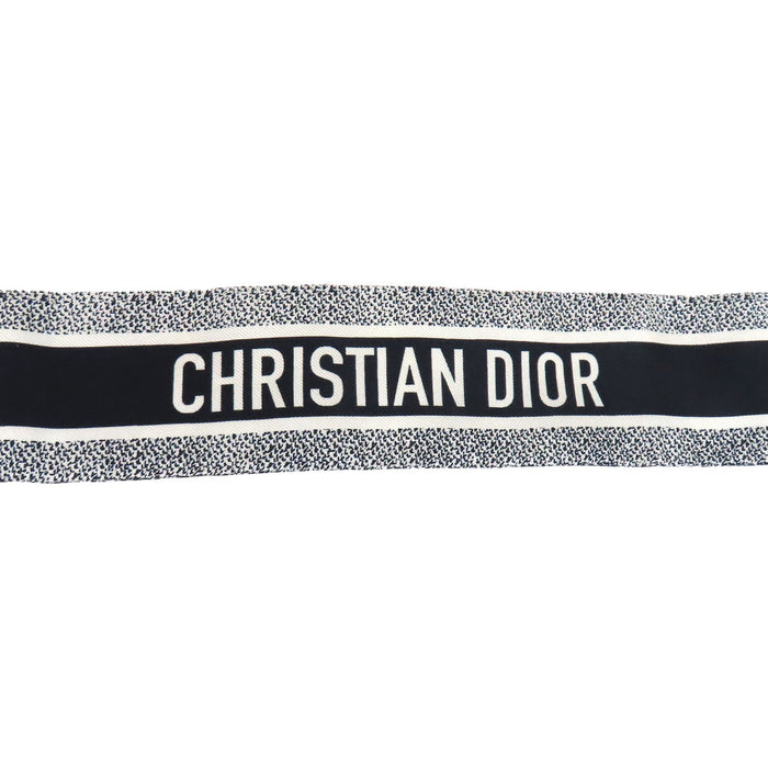 Dior  
Foulard en twill de soie logo CD  
Mitzah Toile de Jouy Sauvage