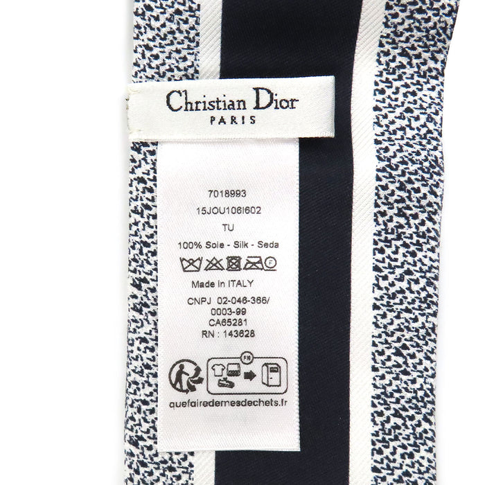 Dior  
Foulard en twill de soie logo CD  
Mitzah Toile de Jouy Sauvage