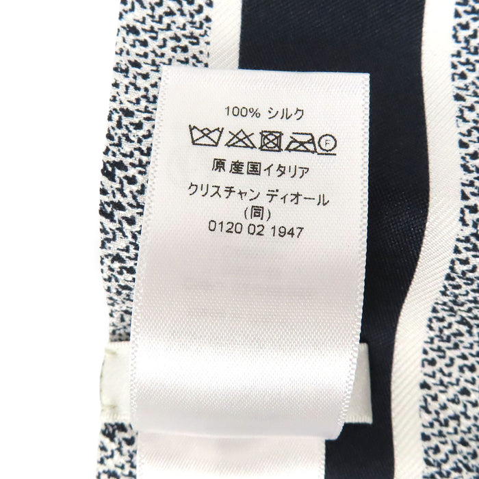 Dior  
Foulard en twill de soie logo CD  
Mitzah Toile de Jouy Sauvage