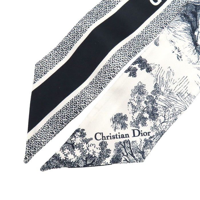 Dior  
Foulard en twill de soie logo CD  
Mitzah Toile de Jouy Sauvage