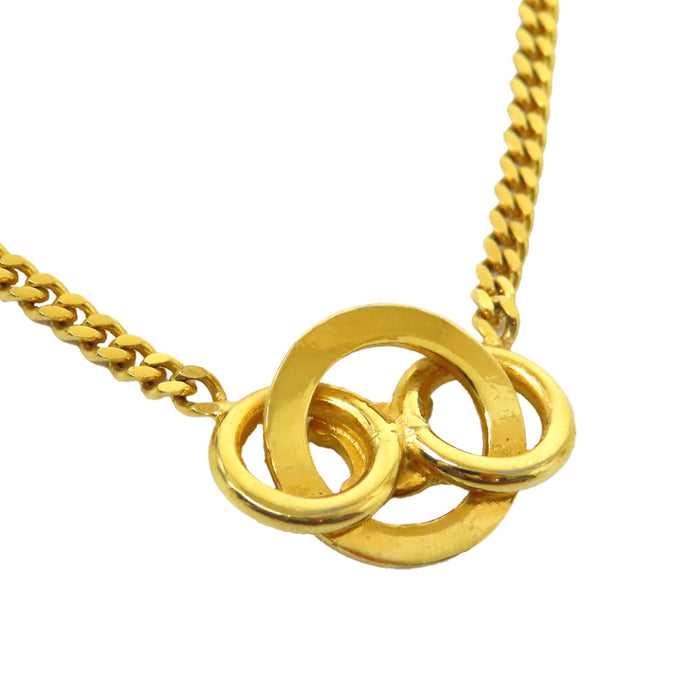CELINE  
Chaîne en or à maillons plats avec strass et logo en métal doré  
Collier chaîne Macadam
