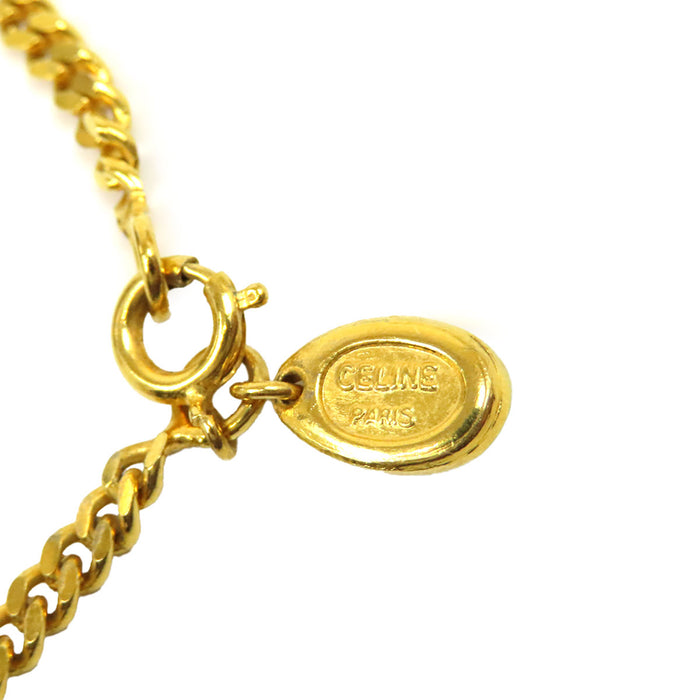CELINE  
Chaîne en or à maillons plats avec strass et logo en métal doré  
Collier chaîne Macadam