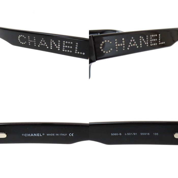 CHANEL 
Lunettes de soleil carrées COCO CC 
avec logo et strass