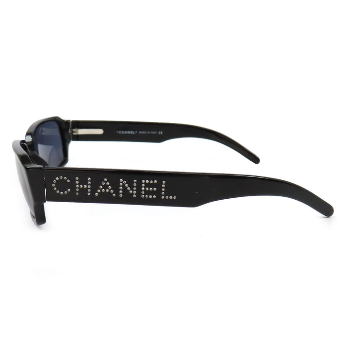 CHANEL 
Lunettes de soleil carrées COCO CC 
avec logo et strass