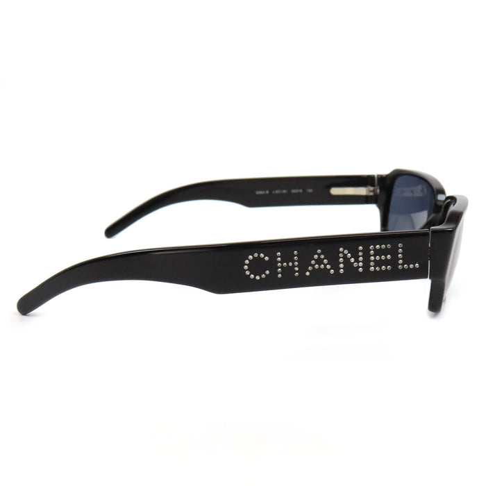 CHANEL 
Lunettes de soleil carrées COCO CC 
avec logo et strass
