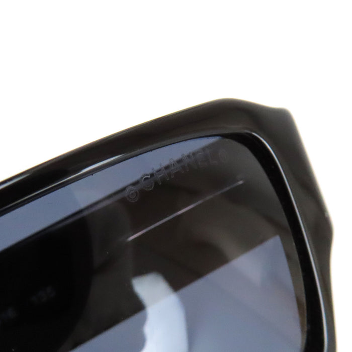 CHANEL 
Lunettes de soleil carrées COCO CC 
avec logo et strass