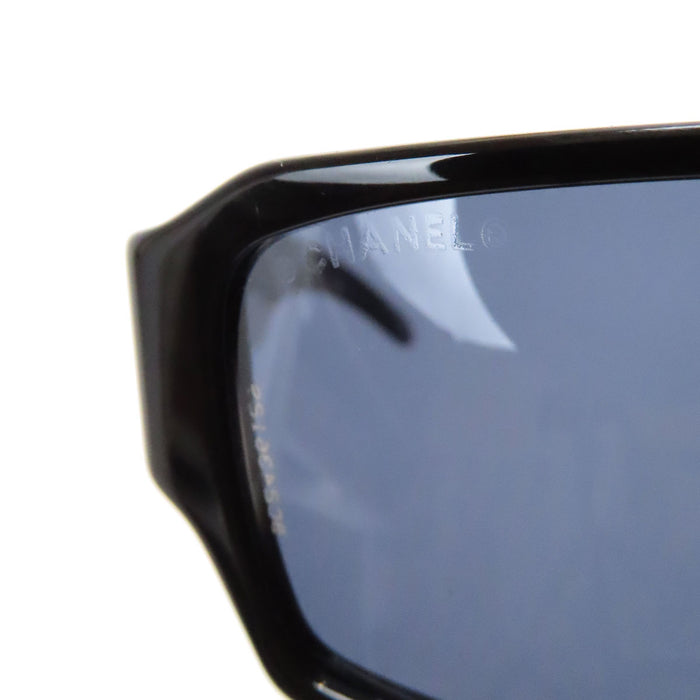 CHANEL 
Lunettes de soleil carrées COCO CC 
avec logo et strass