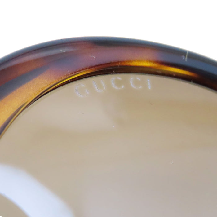 GUCCI 
Lunettes de soleil abeille à motif écaille 
Interlocking G