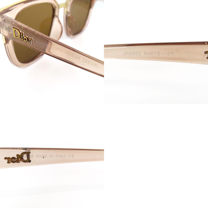 Dior  
Verres colorés, monture dorée, rose clair  
Lunettes de soleil carrées avec logo