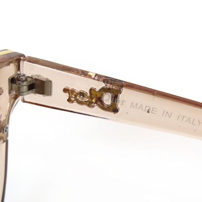Dior  
Verres colorés, monture dorée, rose clair  
Lunettes de soleil carrées avec logo