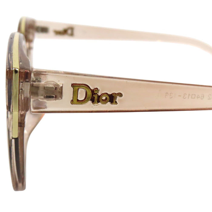 Dior  
Verres colorés, monture dorée, rose clair  
Lunettes de soleil carrées avec logo