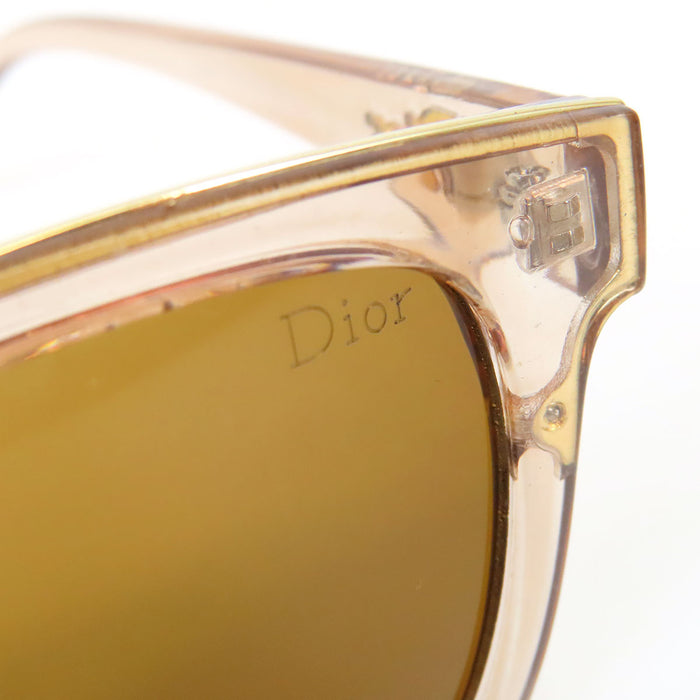 Dior  
Verres colorés, monture dorée, rose clair  
Lunettes de soleil carrées avec logo