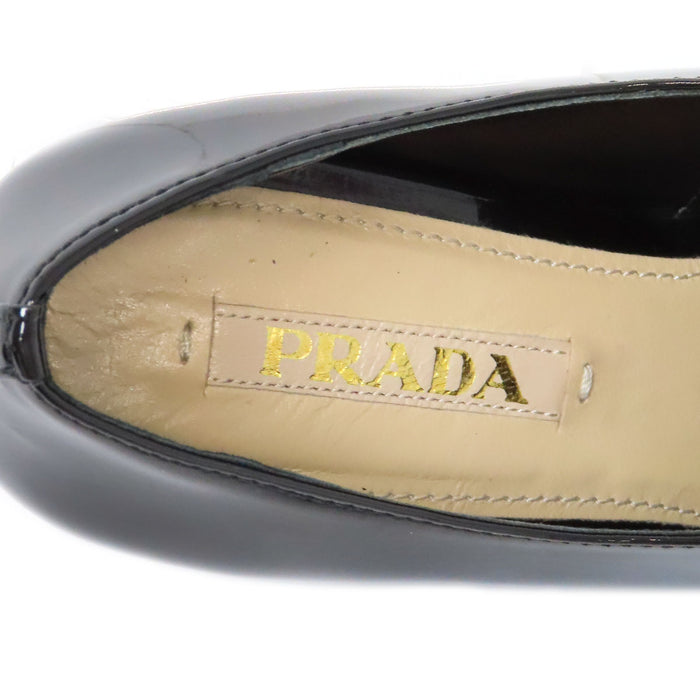 PRADA  
綁帶漆皮  
專利皮革鞋款