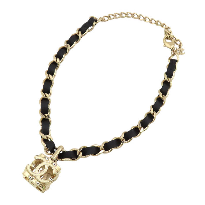 CHANEL 
A22K COCO CC ロゴ ゴールドカラーメタル レザー 
キューブ ココマーク チェーン ネックレス