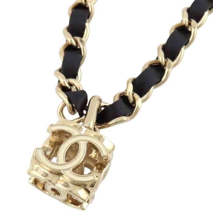 CHANEL 
A22K COCO CC ロゴ ゴールドカラーメタル レザー 
キューブ ココマーク チェーン ネックレス