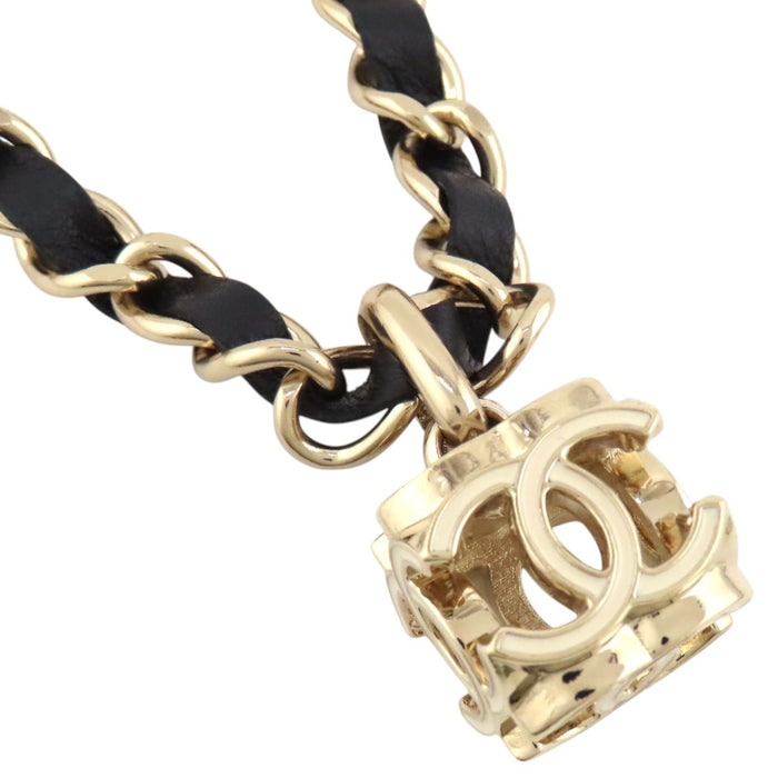 CHANEL 
A22K COCO CC ロゴ ゴールドカラーメタル レザー 
キューブ ココマーク チェーン ネックレス
