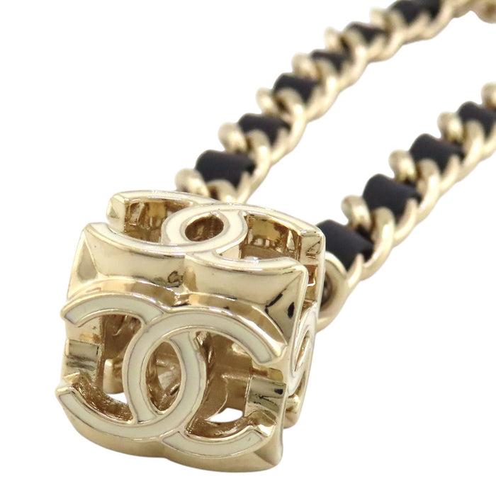 CHANEL 
A22K COCO CC ロゴ ゴールドカラーメタル レザー 
キューブ ココマーク チェーン ネックレス