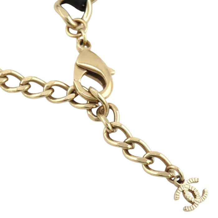 CHANEL 
A22K COCO CC ロゴ ゴールドカラーメタル レザー 
キューブ ココマーク チェーン ネックレス
