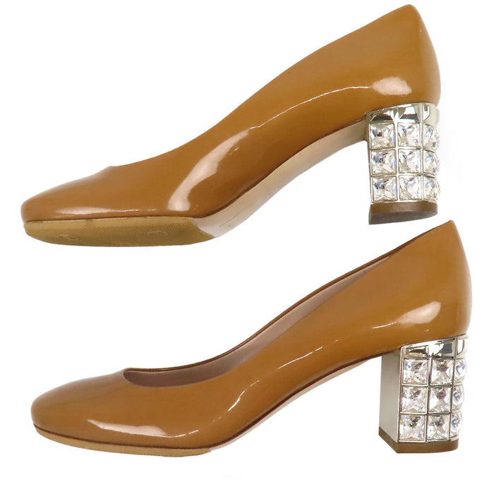 MIUMIU  
Boucles argentées Talon épais  
Escarpins vernis ornés de bijoux