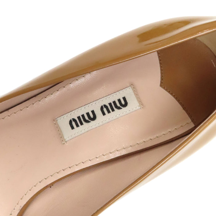 MIUMIU  
Boucles argentées Talon épais  
Escarpins vernis ornés de bijoux