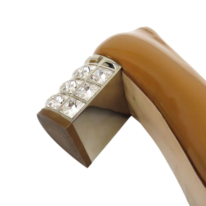 MIUMIU  
Boucles argentées Talon épais  
Escarpins vernis ornés de bijoux