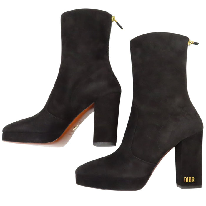 Dior  
Bottes à talon chunky en daim avec fermeture éclair étoile et garniture dorée logo