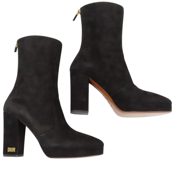 Dior  
Bottes à talon chunky en daim avec fermeture éclair étoile et garniture dorée logo