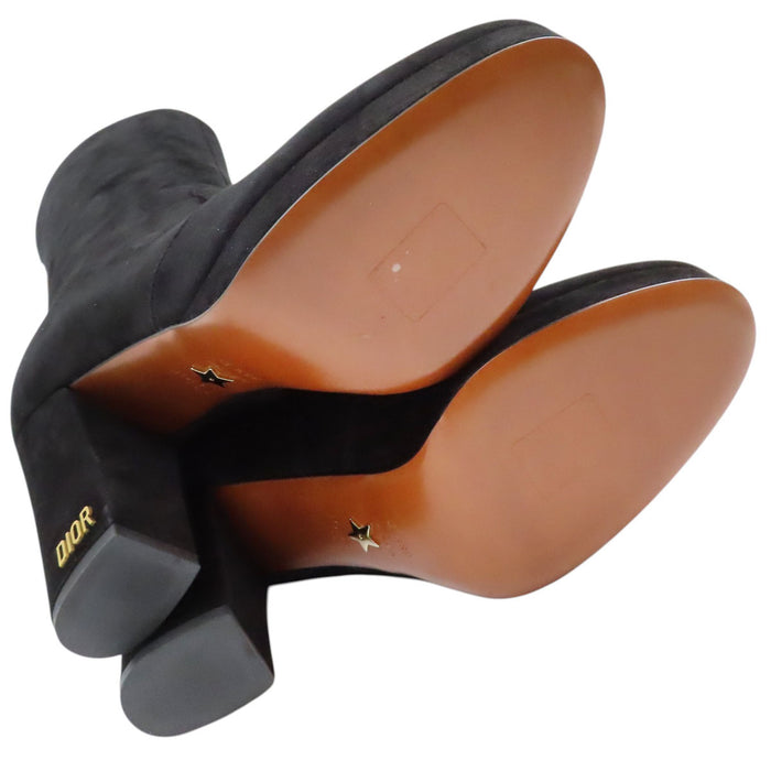 Dior  
Bottes à talon chunky en daim avec fermeture éclair étoile et garniture dorée logo