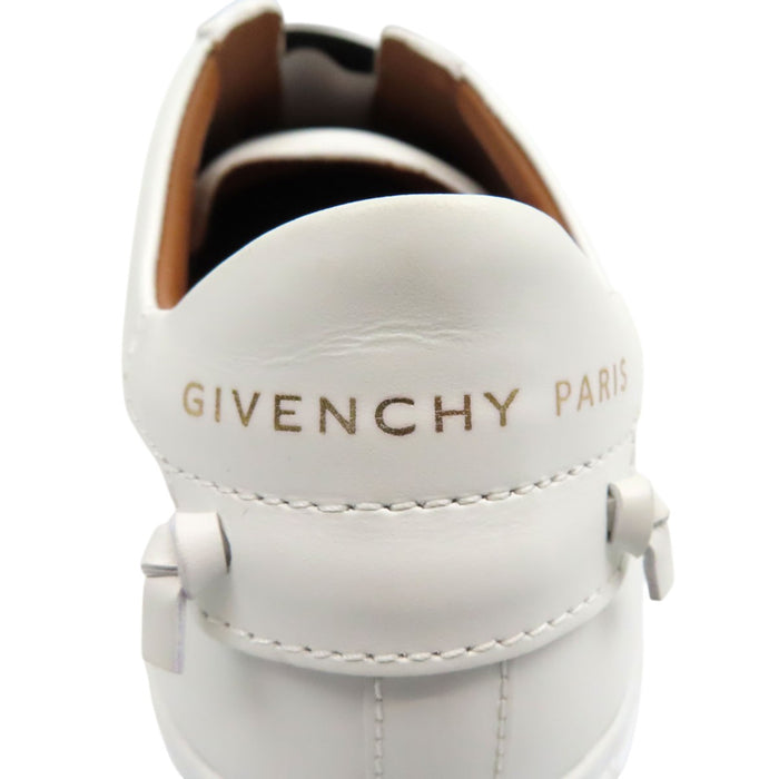 GIVENCHY 
Baskets basses urbaines 
en cuir avec logo