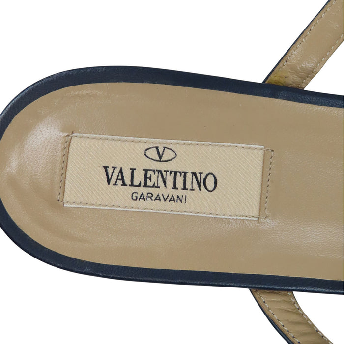 VALENTINO  
Sandales plates en daim à bout pointu  
avec clous Rockstuds