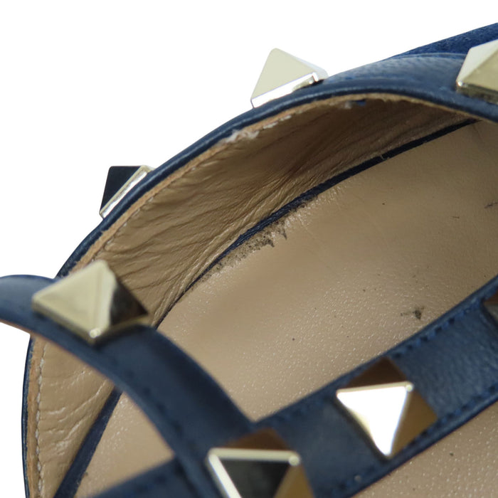 VALENTINO  
Sandales plates en daim à bout pointu  
avec clous Rockstuds
