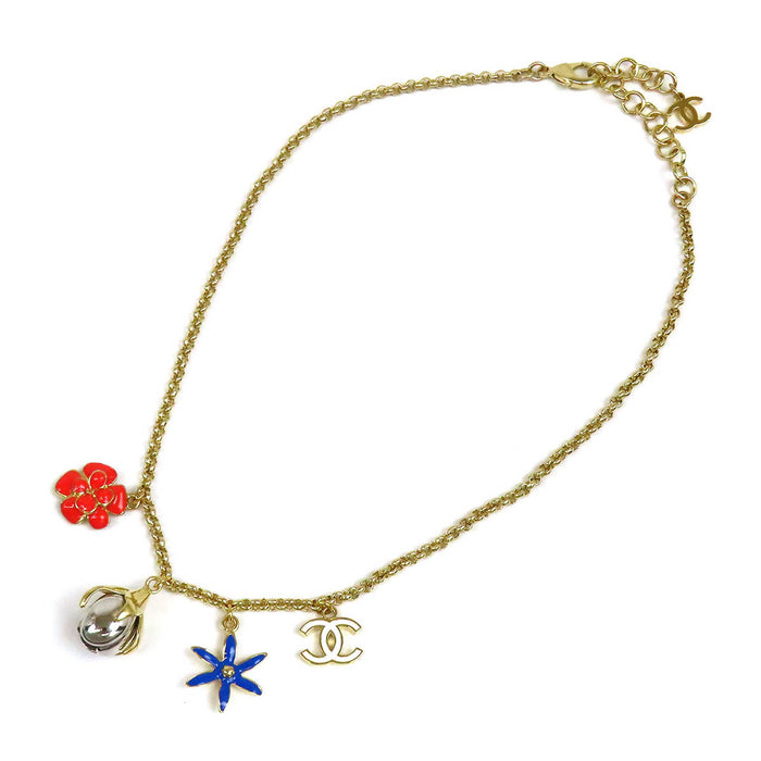 CHANEL  
C26P 26SS COCO CC logo métal couleur or  
Collier motif fleur camélia et logo Coco