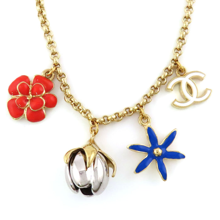 CHANEL  
C26P 26SS COCO CC logo métal couleur or  
Collier motif fleur camélia et logo Coco