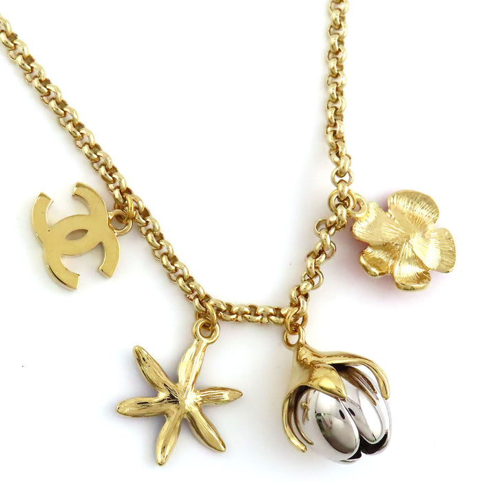 CHANEL  
C26P 26SS COCO CC logo métal couleur or  
Collier motif fleur camélia et logo Coco