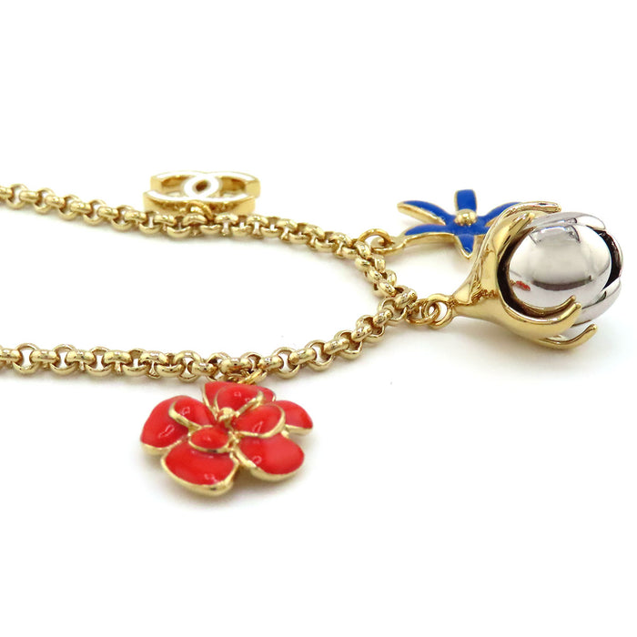 CHANEL  
C26P 26SS COCO CC logo métal couleur or  
Collier motif fleur camélia et logo Coco