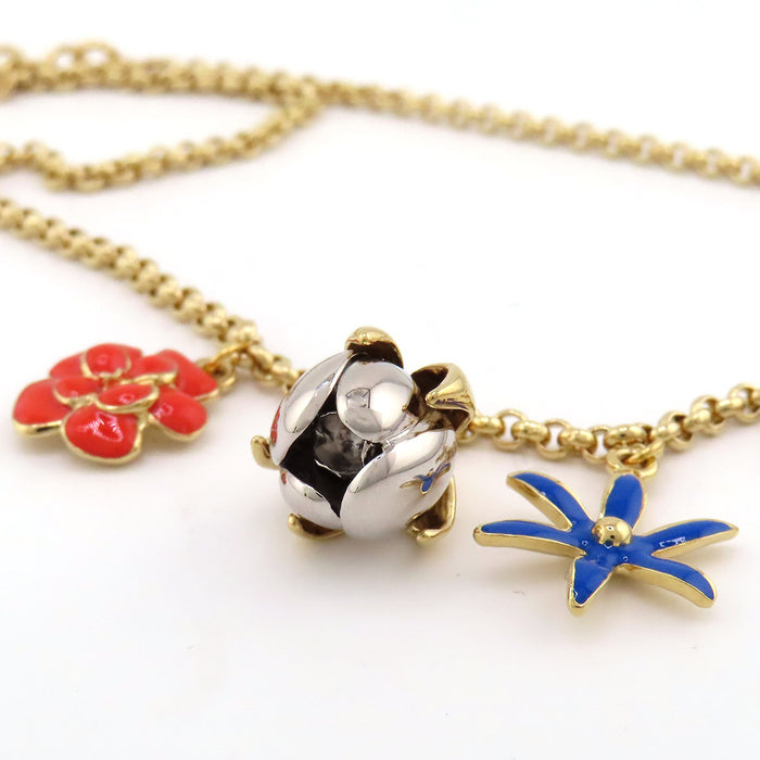 CHANEL  
C26P 26SS COCO CC logo métal couleur or  
Collier motif fleur camélia et logo Coco