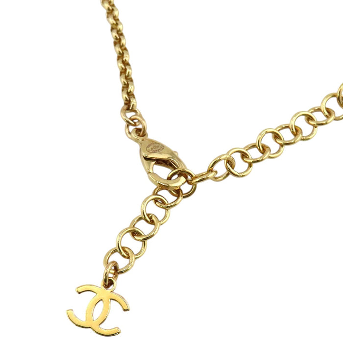 CHANEL  
C26P 26SS COCO CC logo métal couleur or  
Collier motif fleur camélia et logo Coco