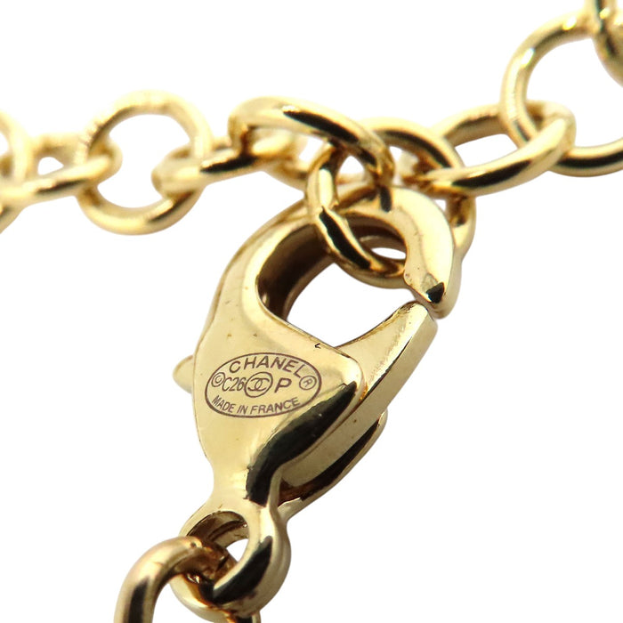 CHANEL  
C26P 26SS COCO CC logo métal couleur or  
Collier motif fleur camélia et logo Coco