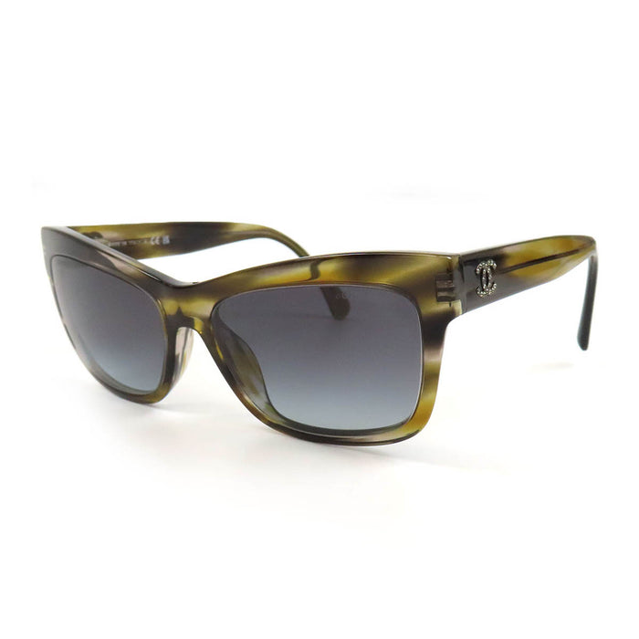 CHANEL  
COCO CC logo en strass Wellington  
Lunettes de soleil avec logo Coco Mark