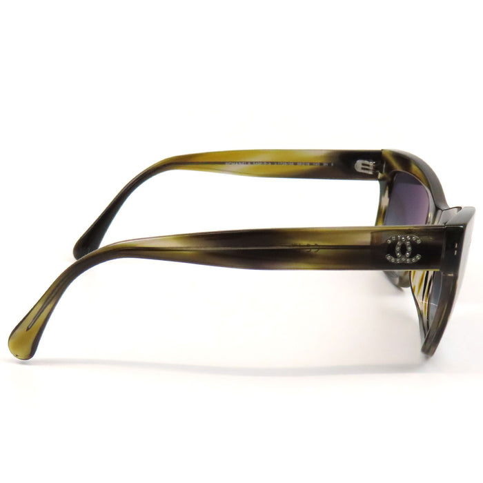 CHANEL  
COCO CC logo en strass Wellington  
Lunettes de soleil avec logo Coco Mark