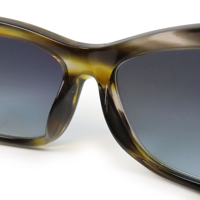 CHANEL  
COCO CC logo en strass Wellington  
Lunettes de soleil avec logo Coco Mark