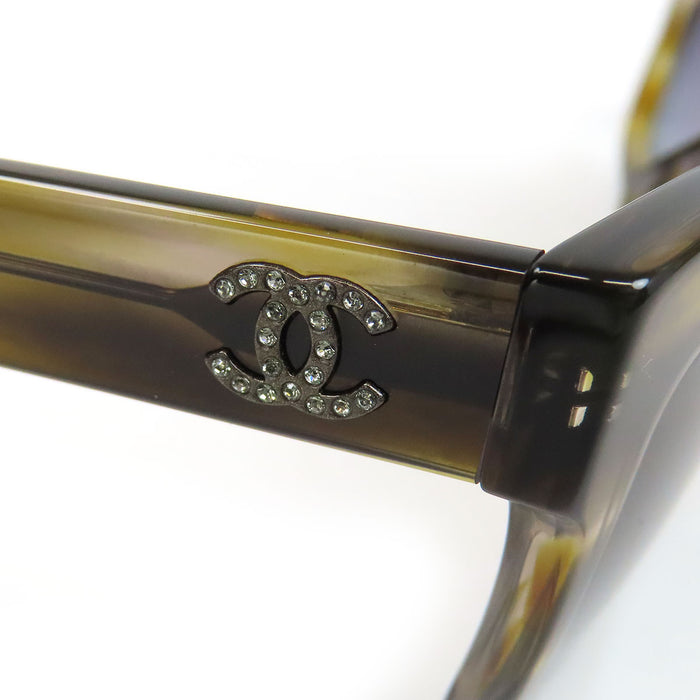 CHANEL  
COCO CC logo en strass Wellington  
Lunettes de soleil avec logo Coco Mark