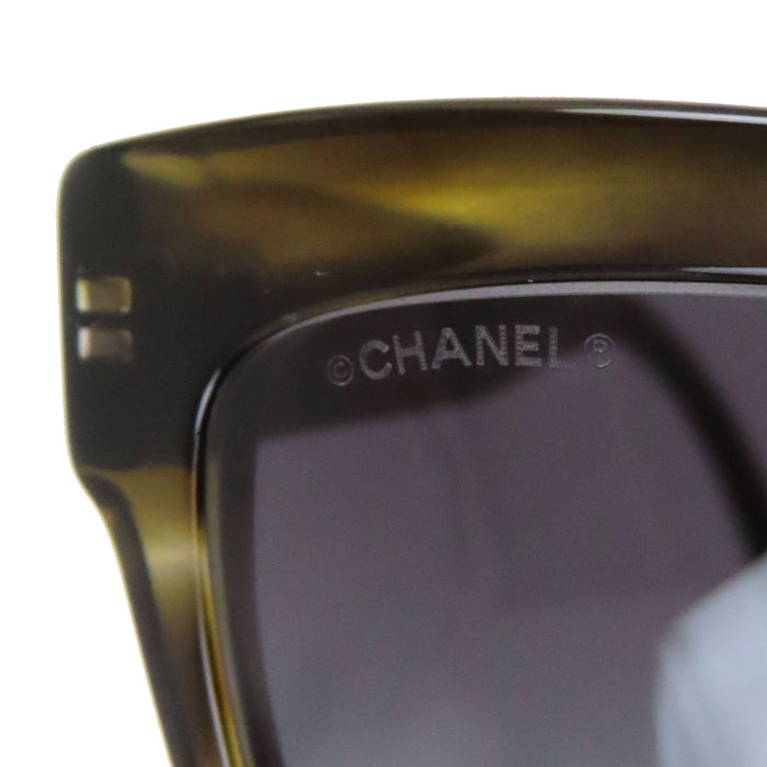 CHANEL  
COCO CC logo en strass Wellington  
Lunettes de soleil avec logo Coco Mark