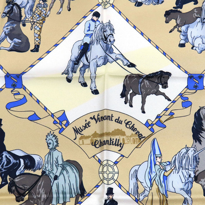 HERMES  
Musée vivant du cheval de Chantilly Petit carré en soie  
Carré 45 Musée vivant du cheval Chantilly