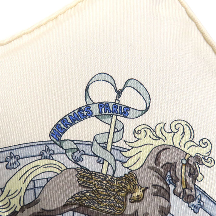 HERMES  
Musée vivant du cheval de Chantilly Petit carré en soie  
Carré 45 Musée vivant du cheval Chantilly