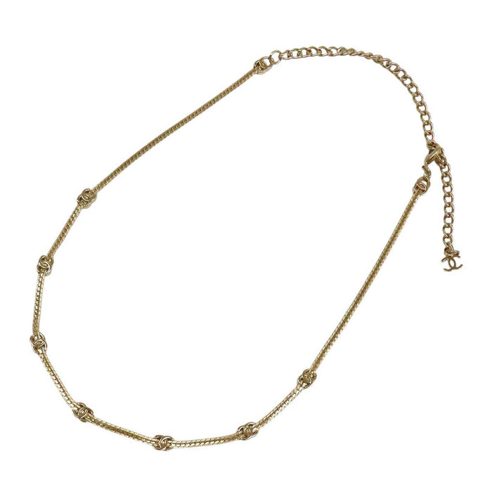 CHANEL  
A25V COCO CC logo métal couleur or  
Collier ras-du-cou avec motif Coco