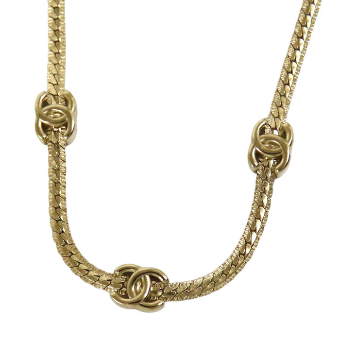 CHANEL  
A25V COCO CC logo métal couleur or  
Collier ras-du-cou avec motif Coco