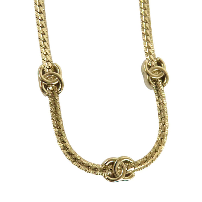 CHANEL  
A25V COCO CC logo métal couleur or  
Collier ras-du-cou avec motif Coco
