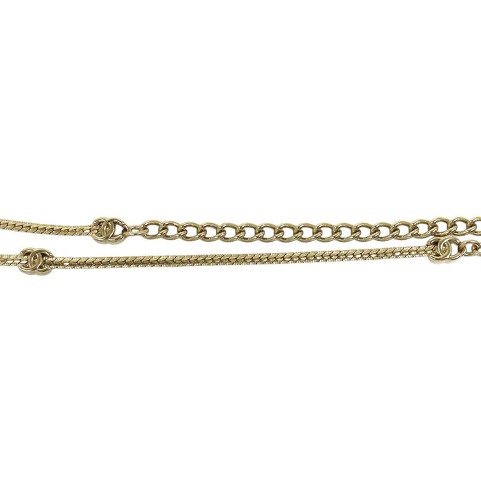 CHANEL  
A25V COCO CC logo métal couleur or  
Collier ras-du-cou avec motif Coco